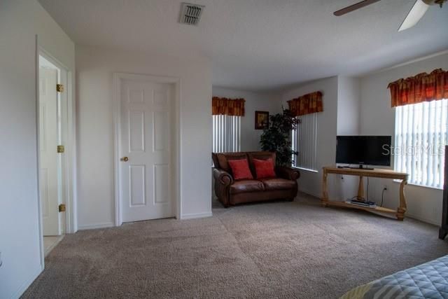 For Rent: $3,200 (5 beds, 3 baths, 2827 Square Feet)