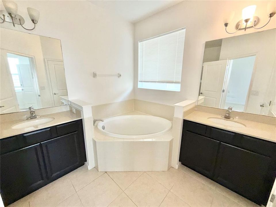 For Sale: $555,000 (3 beds, 3 baths, 2329 Square Feet)