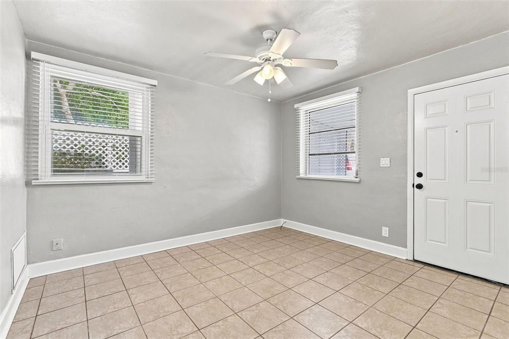 For Rent: $1,750 (2 beds, 1 baths, 1048 Square Feet)