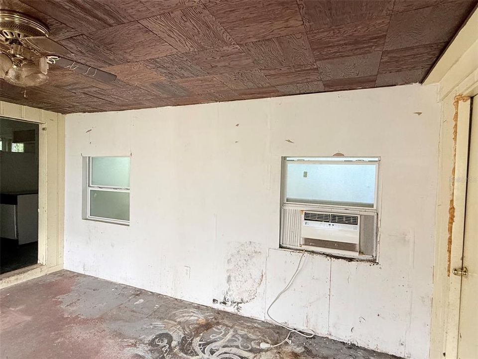 Active With Contract: $169,900 (2 beds, 1 baths, 929 Square Feet)