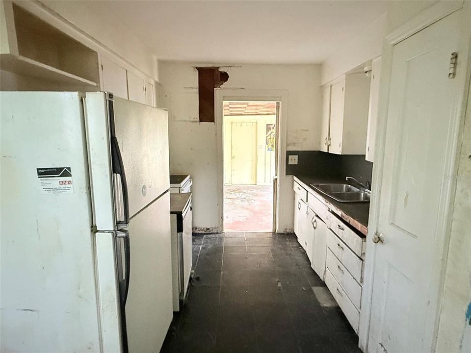 Active With Contract: $169,900 (2 beds, 1 baths, 929 Square Feet)