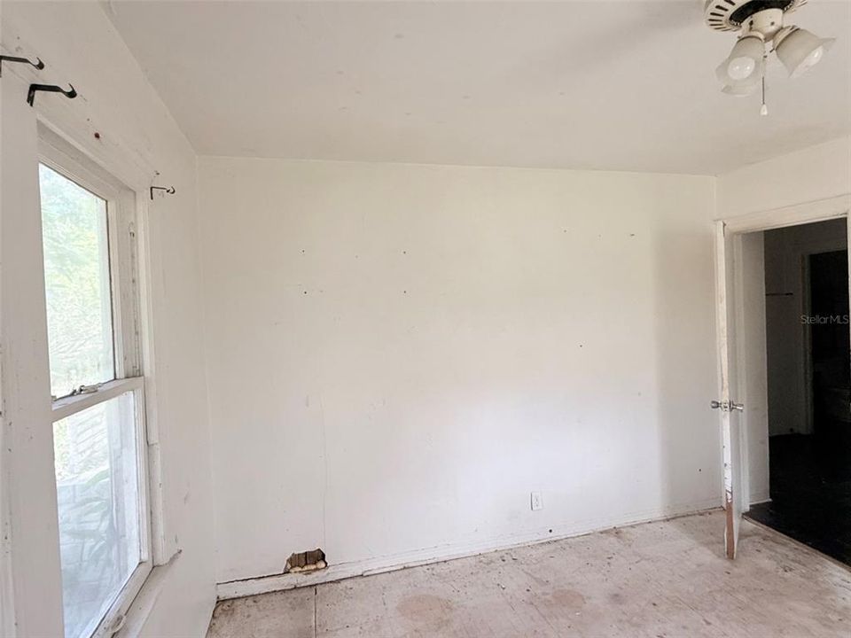 Active With Contract: $169,900 (2 beds, 1 baths, 929 Square Feet)