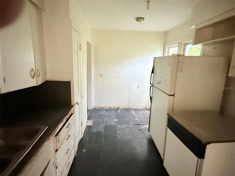 Active With Contract: $169,900 (2 beds, 1 baths, 929 Square Feet)