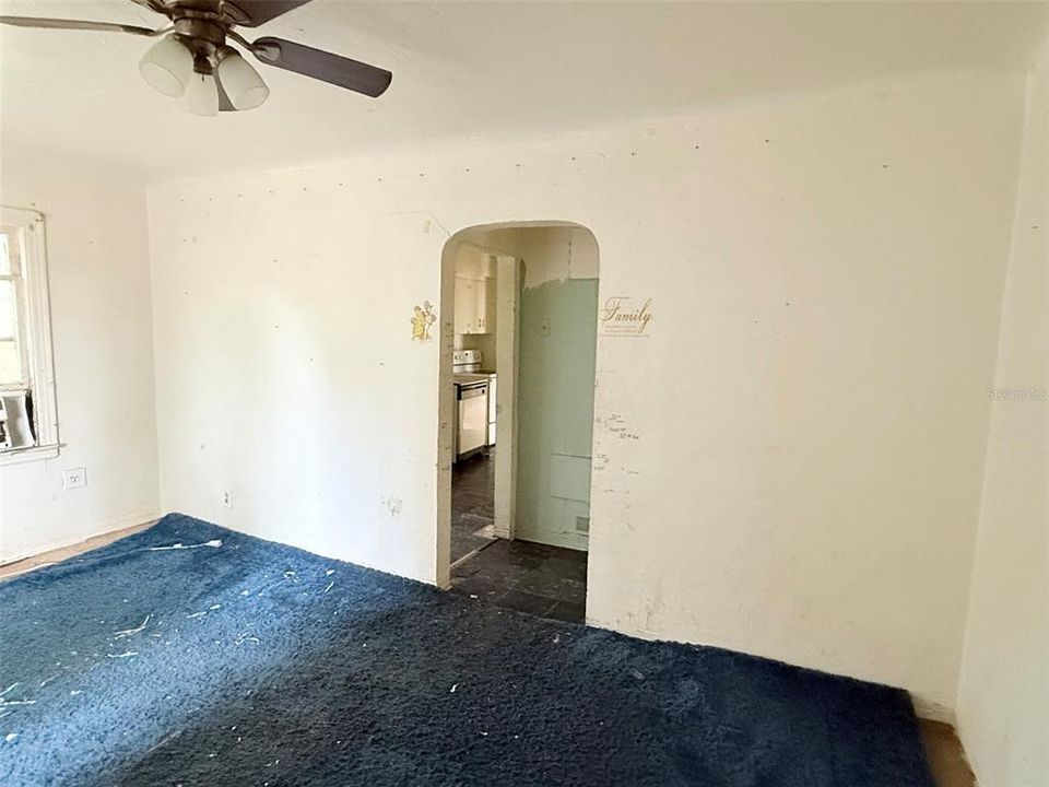 Active With Contract: $169,900 (2 beds, 1 baths, 929 Square Feet)