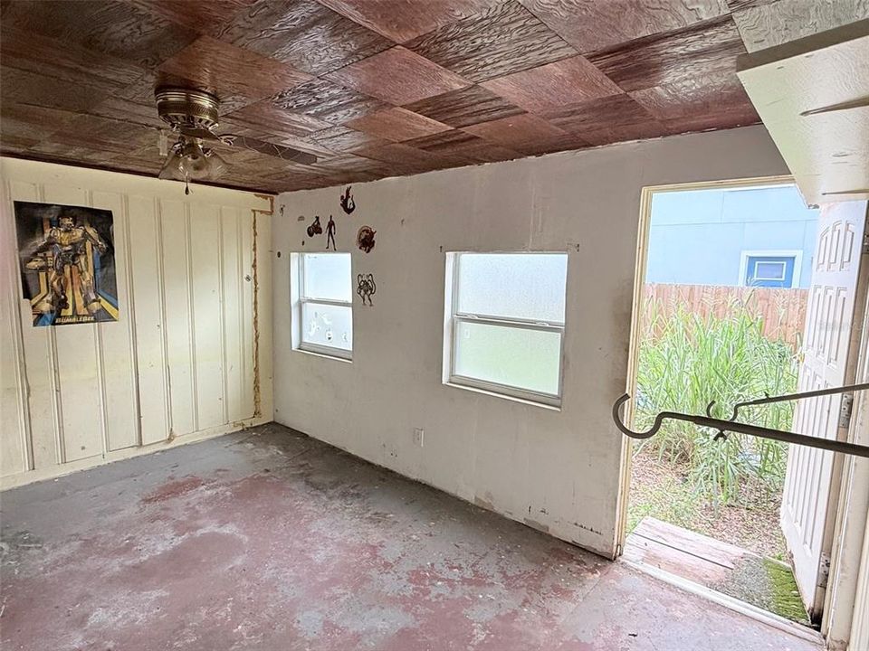 Active With Contract: $169,900 (2 beds, 1 baths, 929 Square Feet)