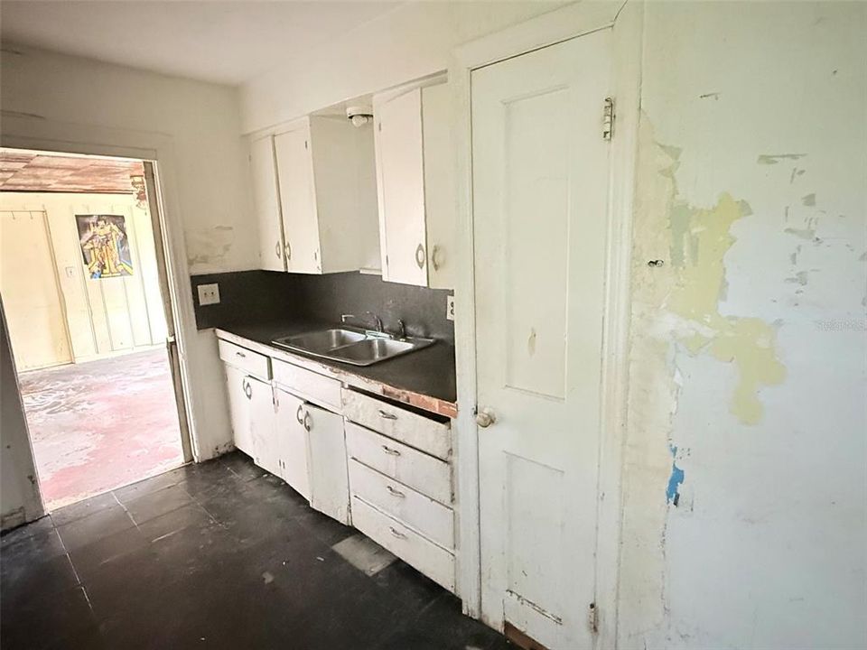 Active With Contract: $169,900 (2 beds, 1 baths, 929 Square Feet)