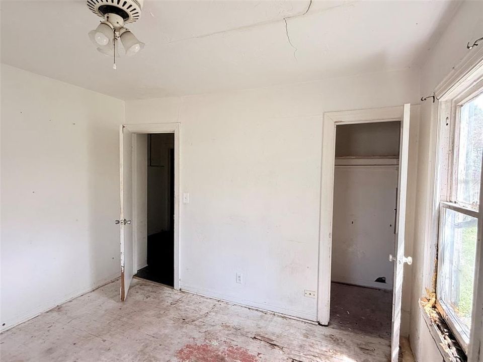 Active With Contract: $169,900 (2 beds, 1 baths, 929 Square Feet)