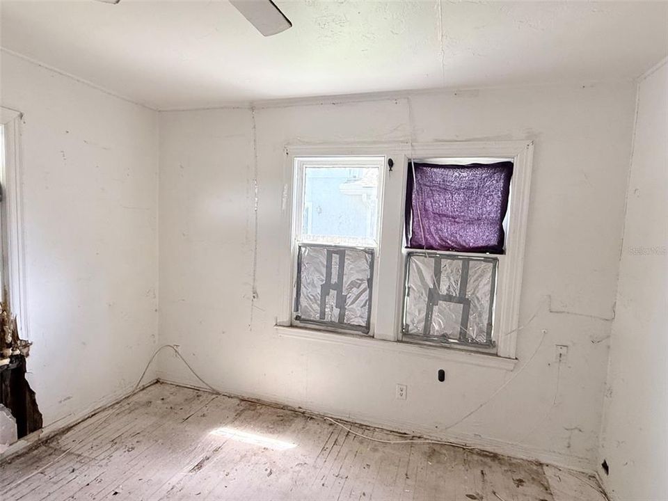 Active With Contract: $169,900 (2 beds, 1 baths, 929 Square Feet)