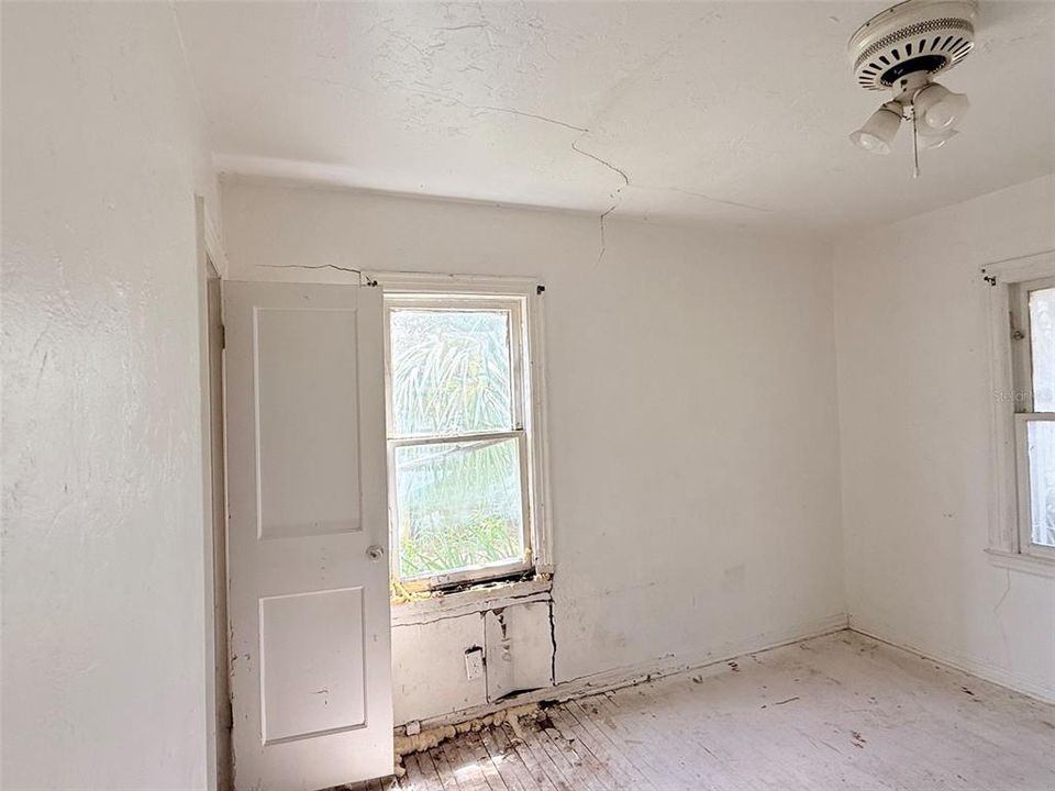 Active With Contract: $169,900 (2 beds, 1 baths, 929 Square Feet)