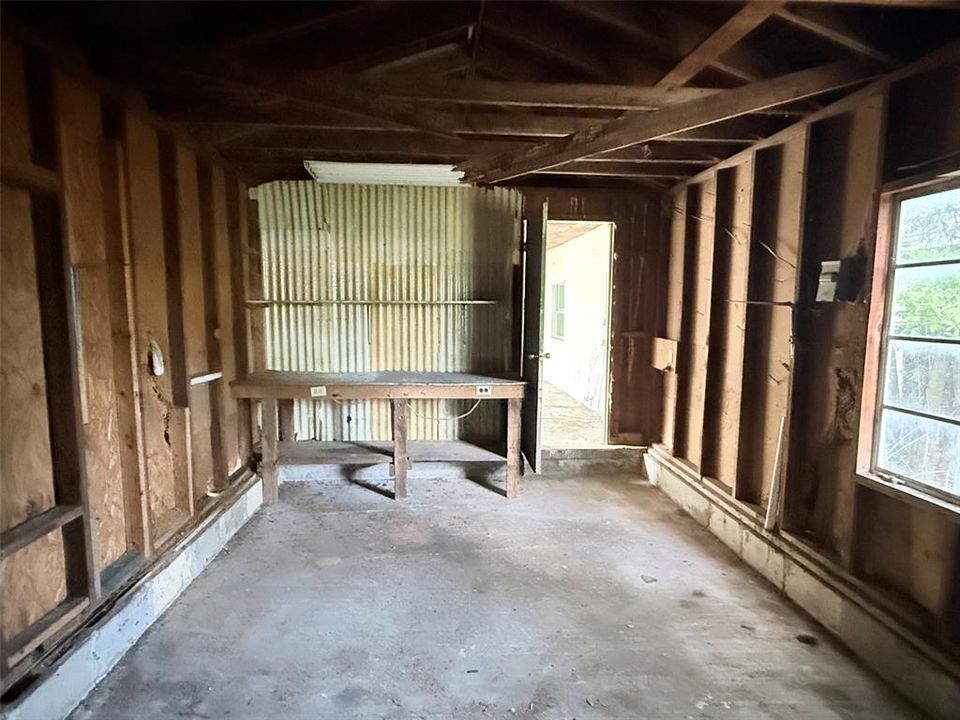 Active With Contract: $169,900 (2 beds, 1 baths, 929 Square Feet)