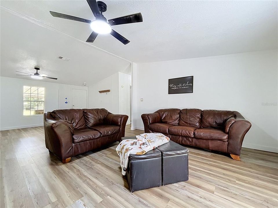 En Venta: $329,000 (4 camas, 2 baños, 1664 Pies cuadrados)