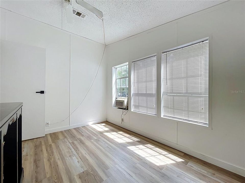 En Venta: $329,000 (4 camas, 2 baños, 1664 Pies cuadrados)