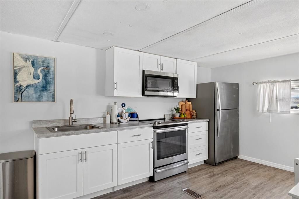 For Sale: $213,000 (3 beds, 2 baths, 912 Square Feet)