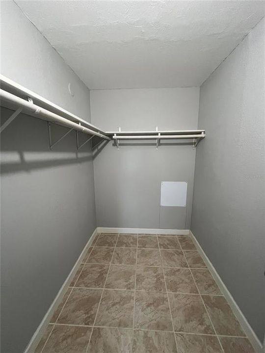 For Rent: $1,400 (1 beds, 1 baths, 714 Square Feet)
