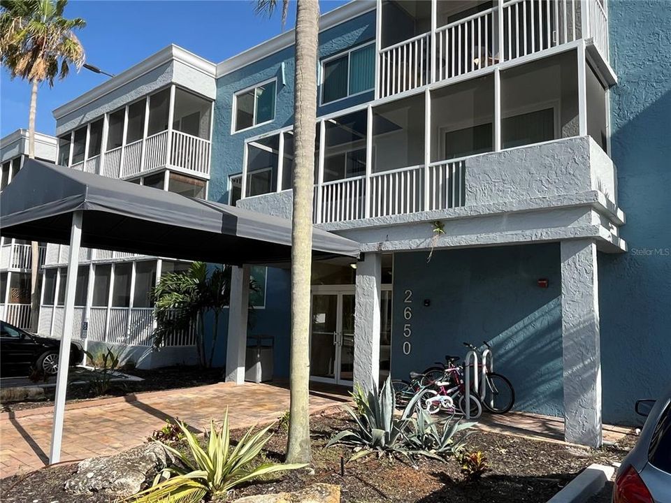 For Rent: $1,400 (1 beds, 1 baths, 714 Square Feet)