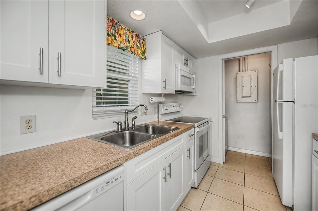 For Sale: $110,000 (2 beds, 2 baths, 688 Square Feet)