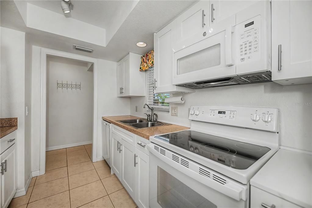 For Sale: $110,000 (2 beds, 2 baths, 688 Square Feet)