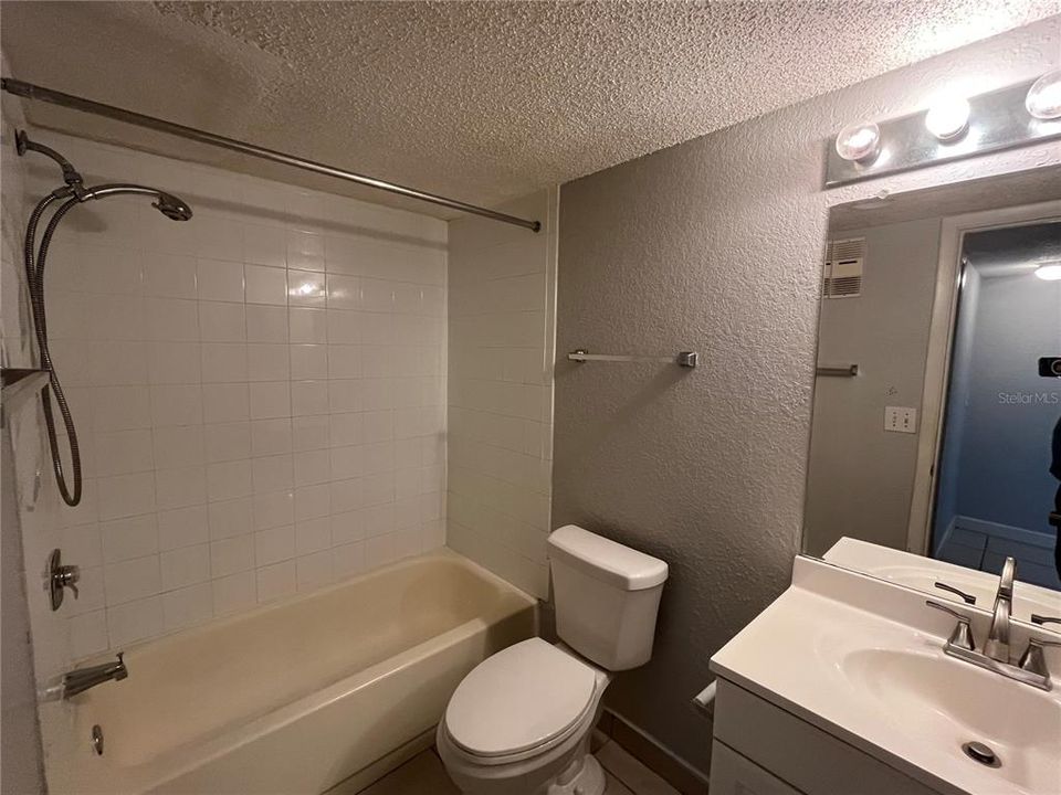 For Rent: $1,350 (1 beds, 1 baths, 714 Square Feet)
