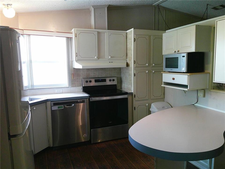 For Sale: $139,000 (2 beds, 2 baths, 988 Square Feet)