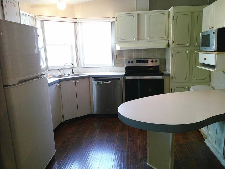 For Sale: $139,000 (2 beds, 2 baths, 988 Square Feet)