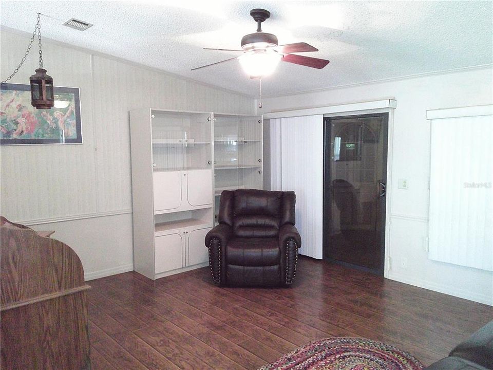 For Sale: $139,000 (2 beds, 2 baths, 988 Square Feet)