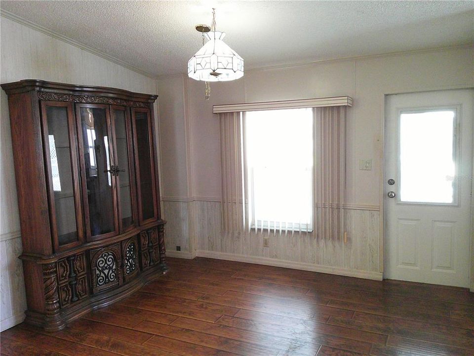For Sale: $139,000 (2 beds, 2 baths, 988 Square Feet)