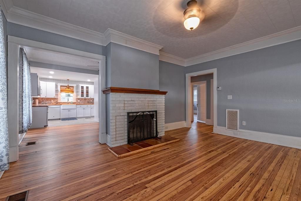 For Sale: $349,978 (2 beds, 1 baths, 1286 Square Feet)