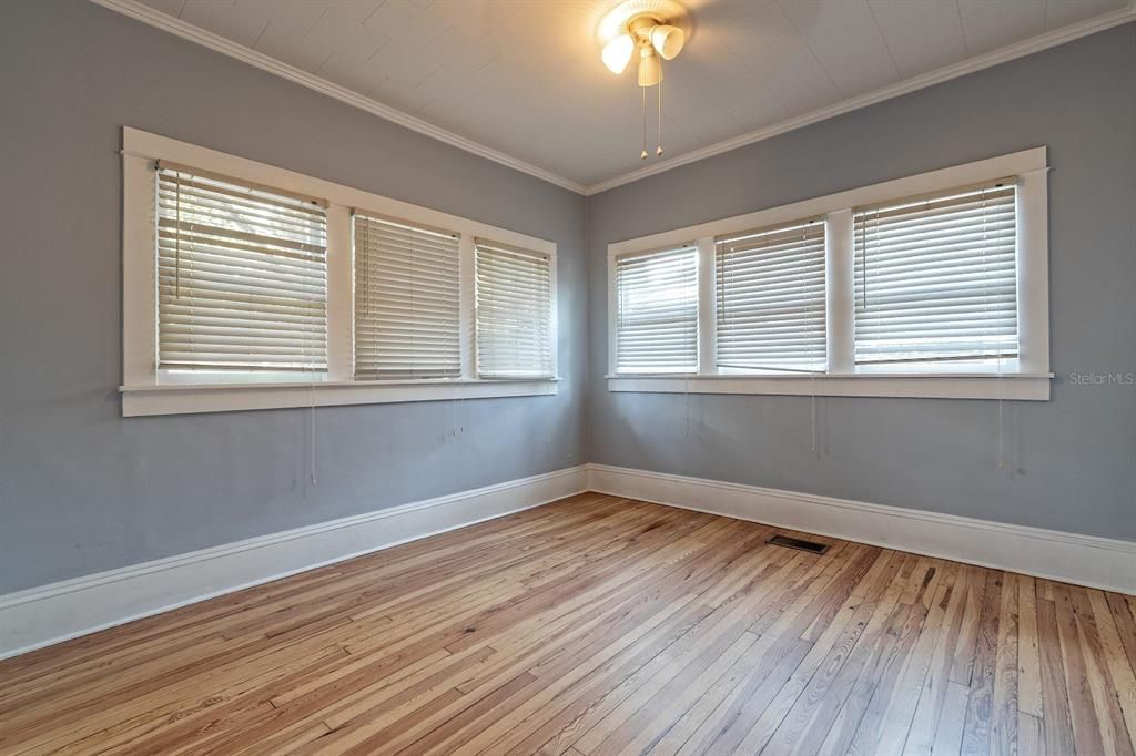 For Sale: $349,978 (2 beds, 1 baths, 1286 Square Feet)