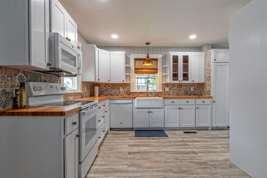 For Sale: $349,978 (2 beds, 1 baths, 1286 Square Feet)