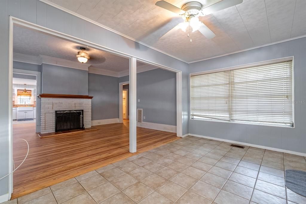 For Sale: $349,978 (2 beds, 1 baths, 1286 Square Feet)