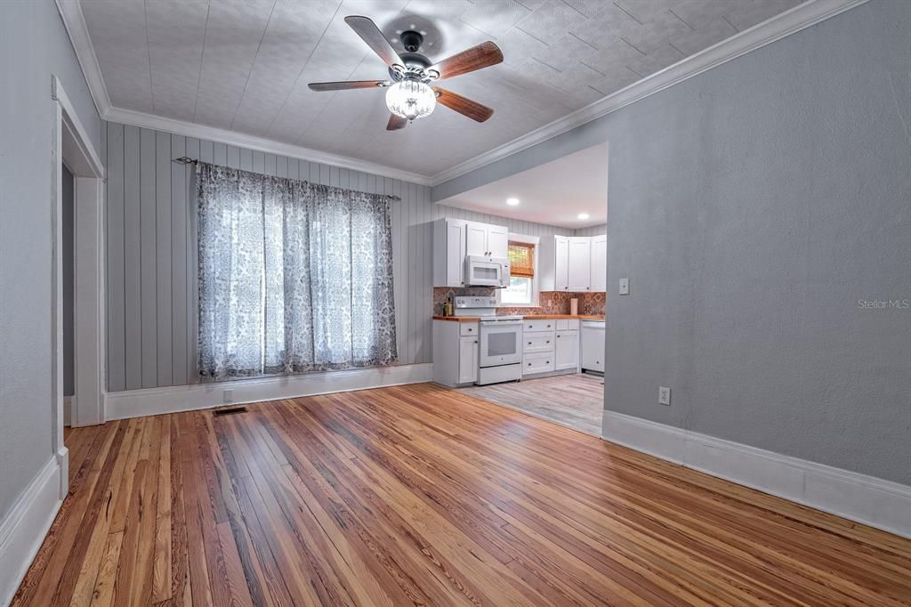 For Sale: $349,978 (2 beds, 1 baths, 1286 Square Feet)