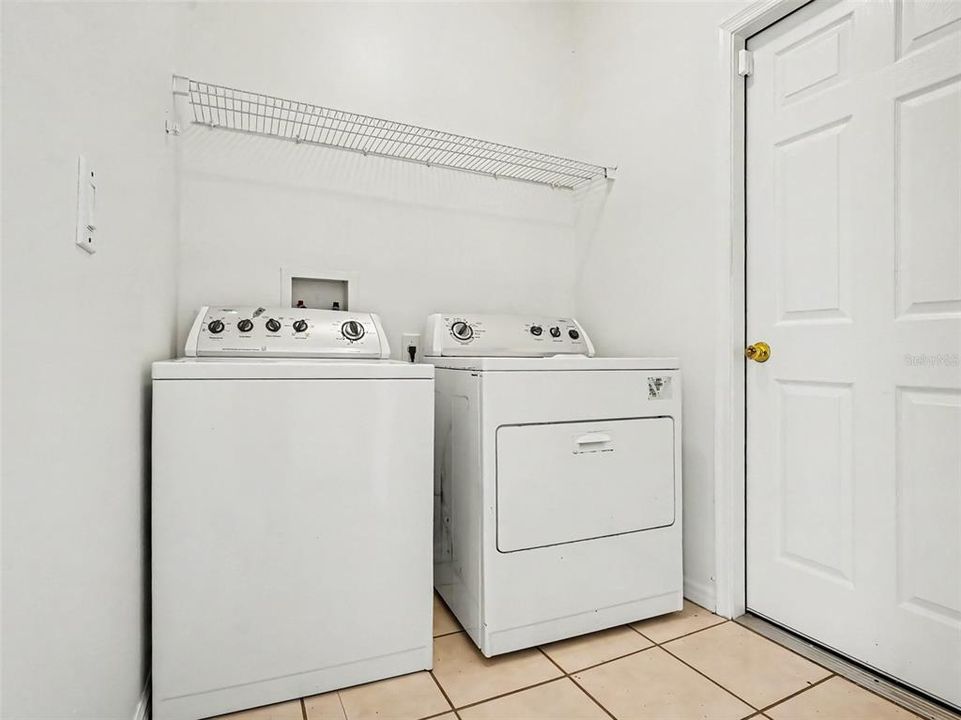 На продажу: $429,000 (4 спален, 2 ванн, 2032 Квадратных фут)