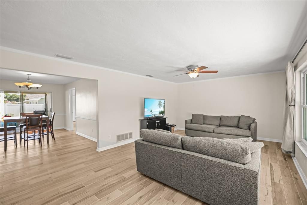 En Venta: $649,000 (3 camas, 2 baños, 2321 Pies cuadrados)