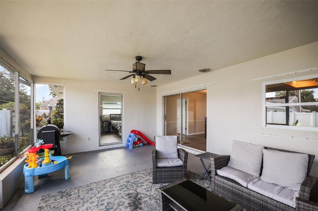 En Venta: $649,000 (3 camas, 2 baños, 2321 Pies cuadrados)