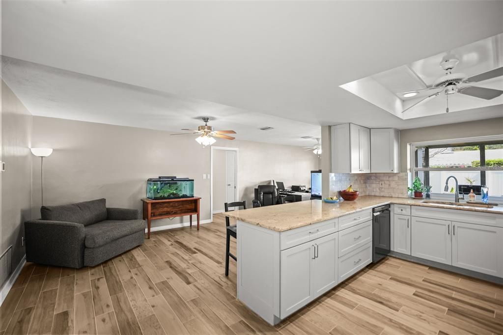 En Venta: $649,000 (3 camas, 2 baños, 2321 Pies cuadrados)