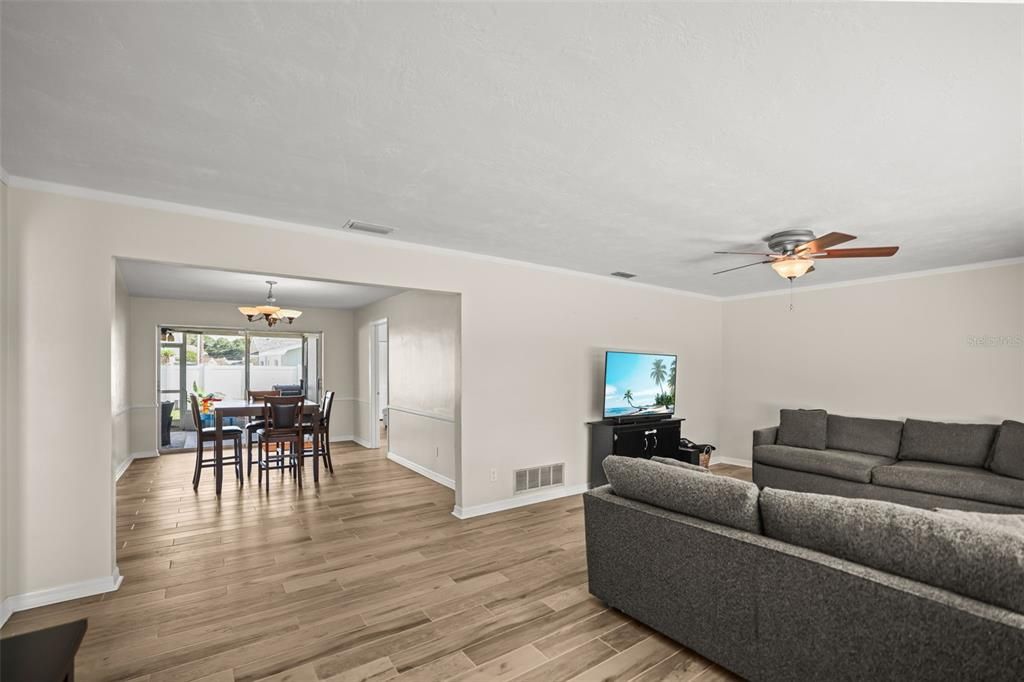 En Venta: $649,000 (3 camas, 2 baños, 2321 Pies cuadrados)