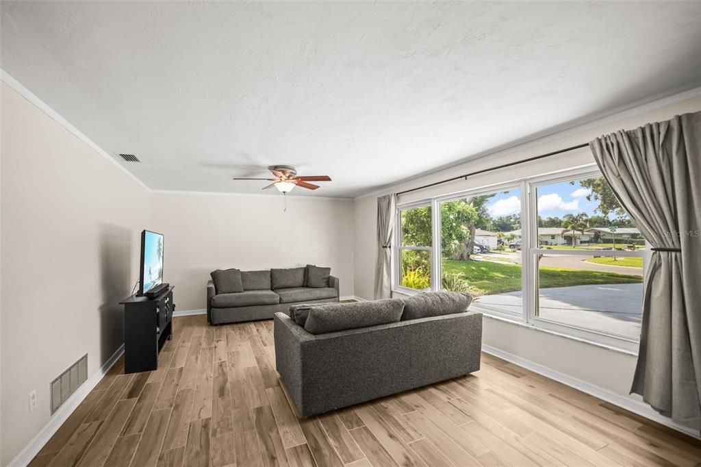 En Venta: $649,000 (3 camas, 2 baños, 2321 Pies cuadrados)
