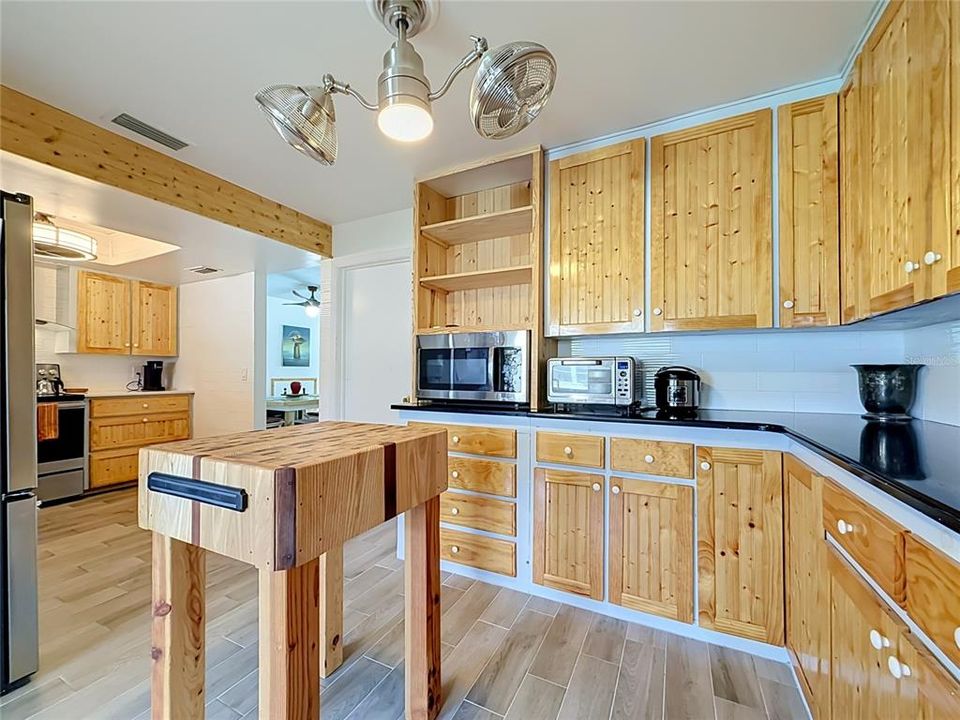 For Sale: $169,900 (2 beds, 1 baths, 1028 Square Feet)