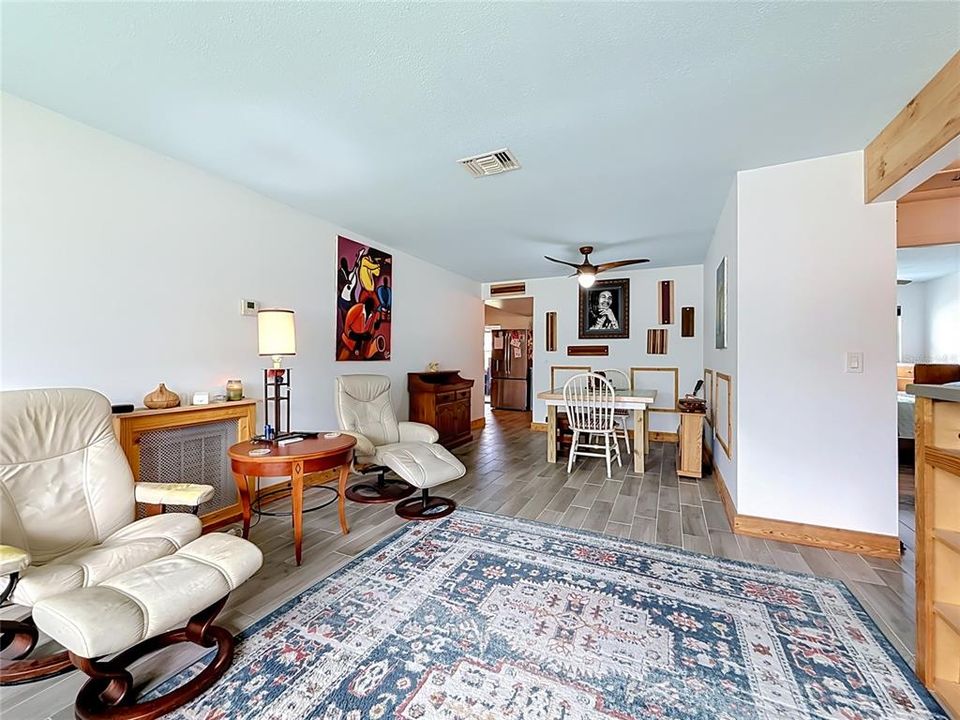 For Sale: $169,900 (2 beds, 1 baths, 1028 Square Feet)