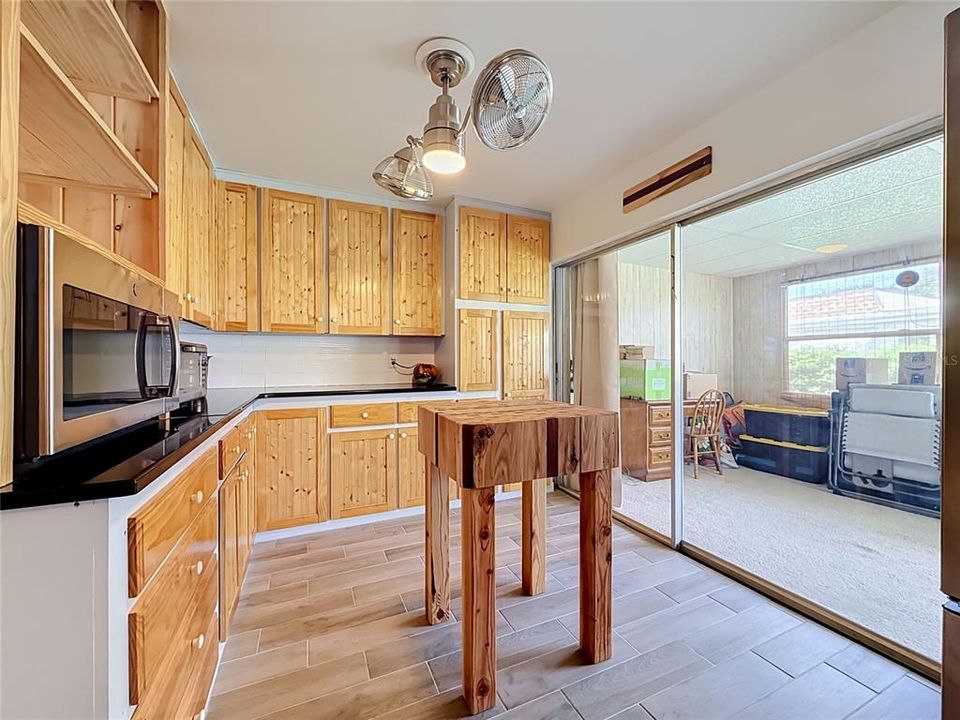 For Sale: $169,900 (2 beds, 1 baths, 1028 Square Feet)