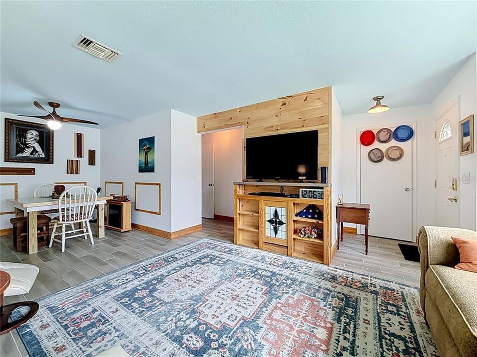 For Sale: $169,900 (2 beds, 1 baths, 1028 Square Feet)