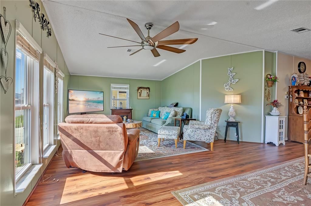 For Sale: $174,900 (2 beds, 2 baths, 1188 Square Feet)