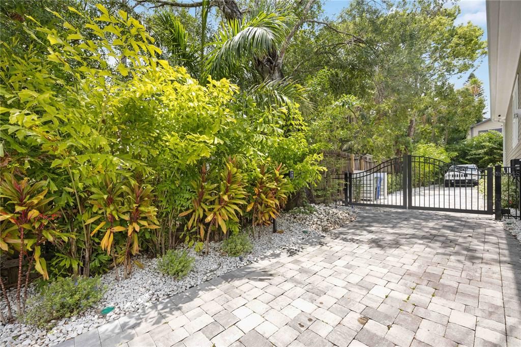 For Rent: $3,500 (3 beds, 2 baths, 1650 Square Feet)