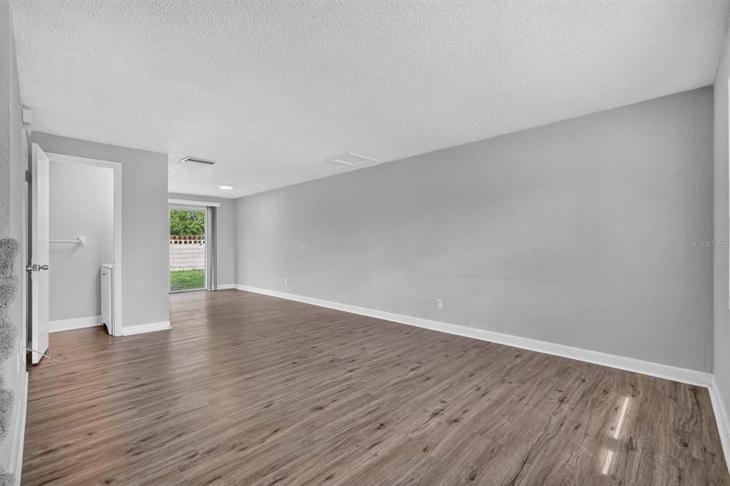 For Sale: $124,900 (2 beds, 1 baths, 960 Square Feet)