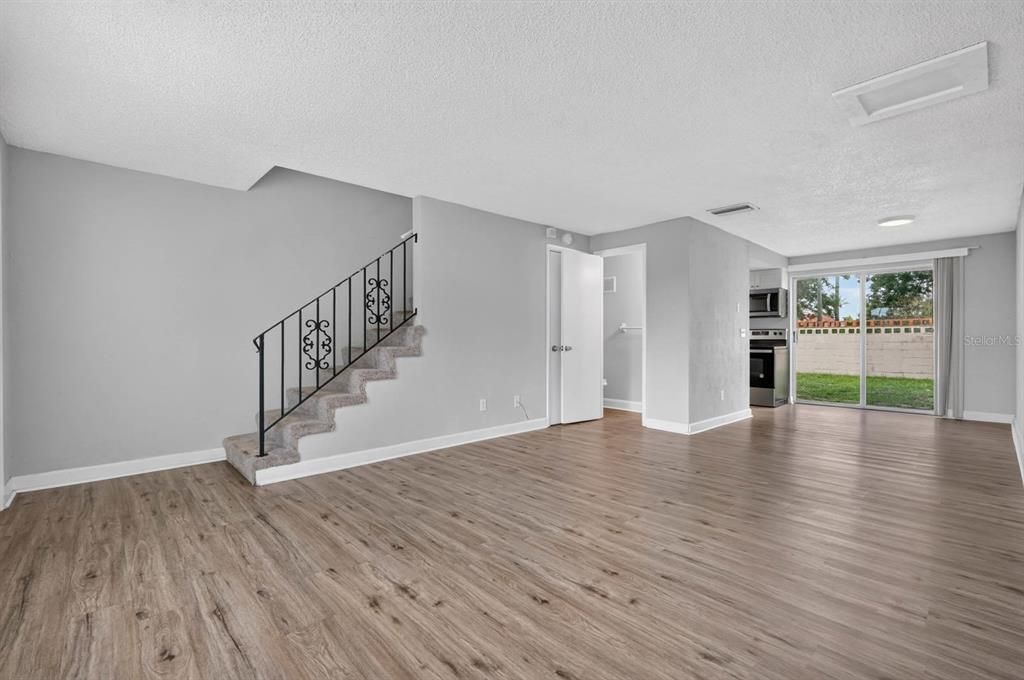 For Sale: $124,900 (2 beds, 1 baths, 960 Square Feet)