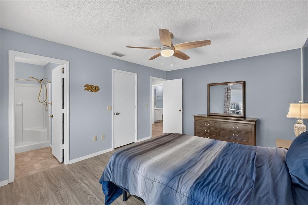 For Sale: $245,000 (2 beds, 2 baths, 1121 Square Feet)