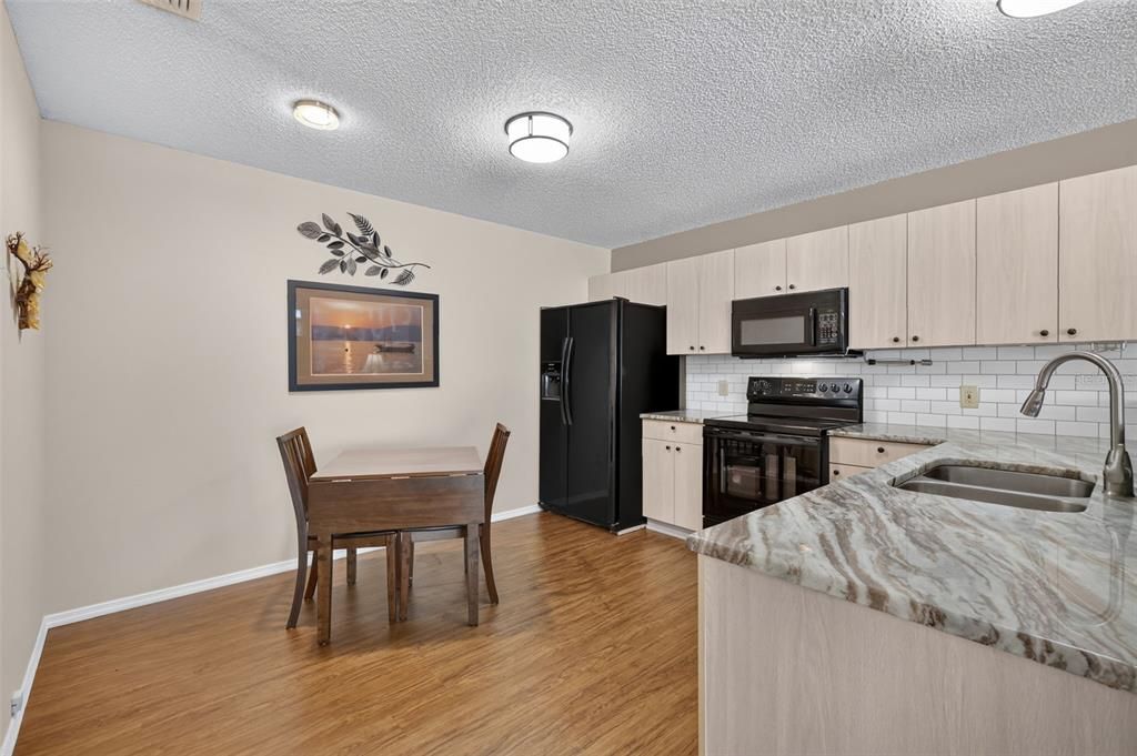 For Sale: $245,000 (2 beds, 2 baths, 1121 Square Feet)