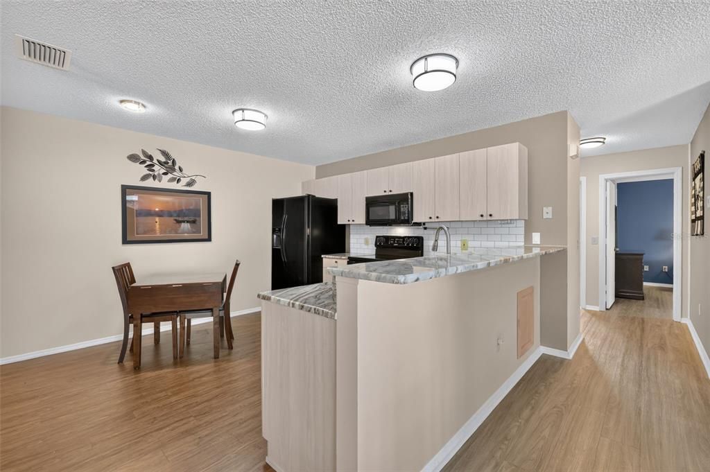 For Sale: $245,000 (2 beds, 2 baths, 1121 Square Feet)