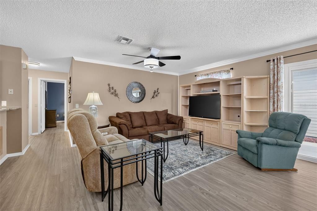 For Sale: $245,000 (2 beds, 2 baths, 1121 Square Feet)