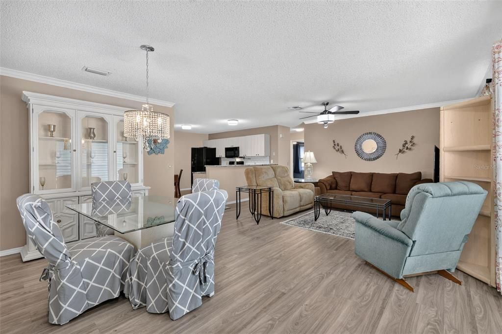 For Sale: $245,000 (2 beds, 2 baths, 1121 Square Feet)